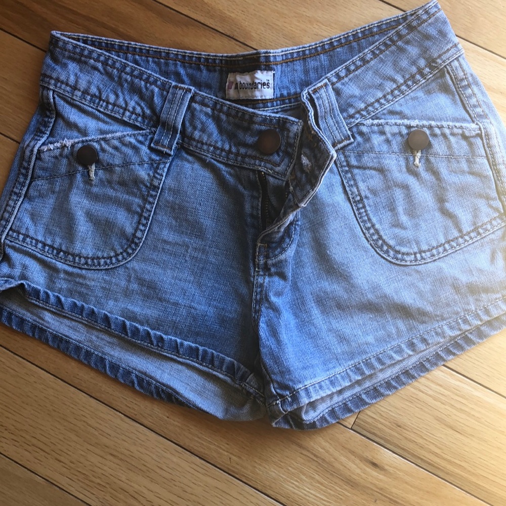 No boundaries Jean shorts. Smoke free home.